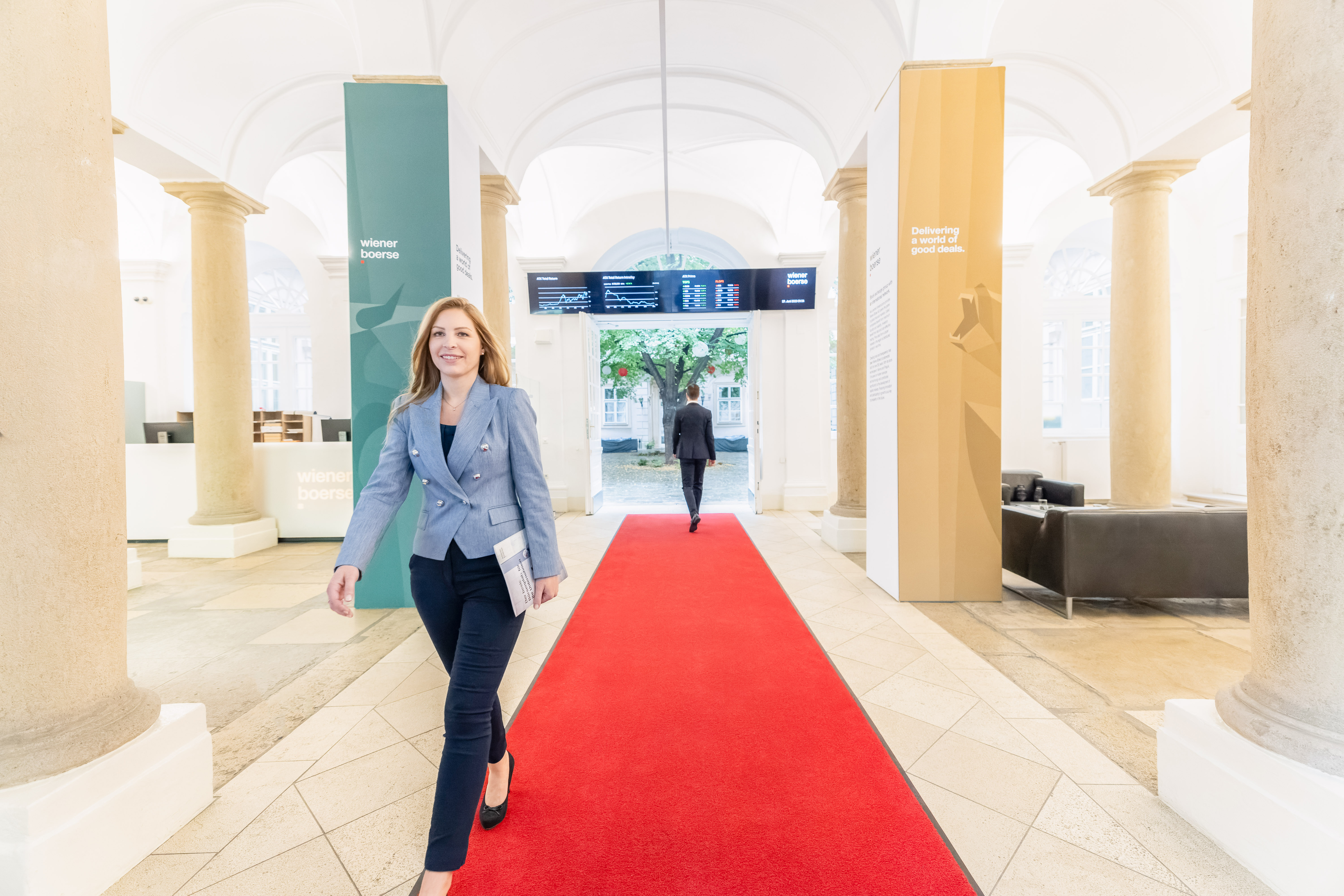Wiener Börse Gebäude Wallnerstraße Foyer Foyer im Wiener Börse Gebäude in der Wallnerstraße mit Tickerband und zwei Personen