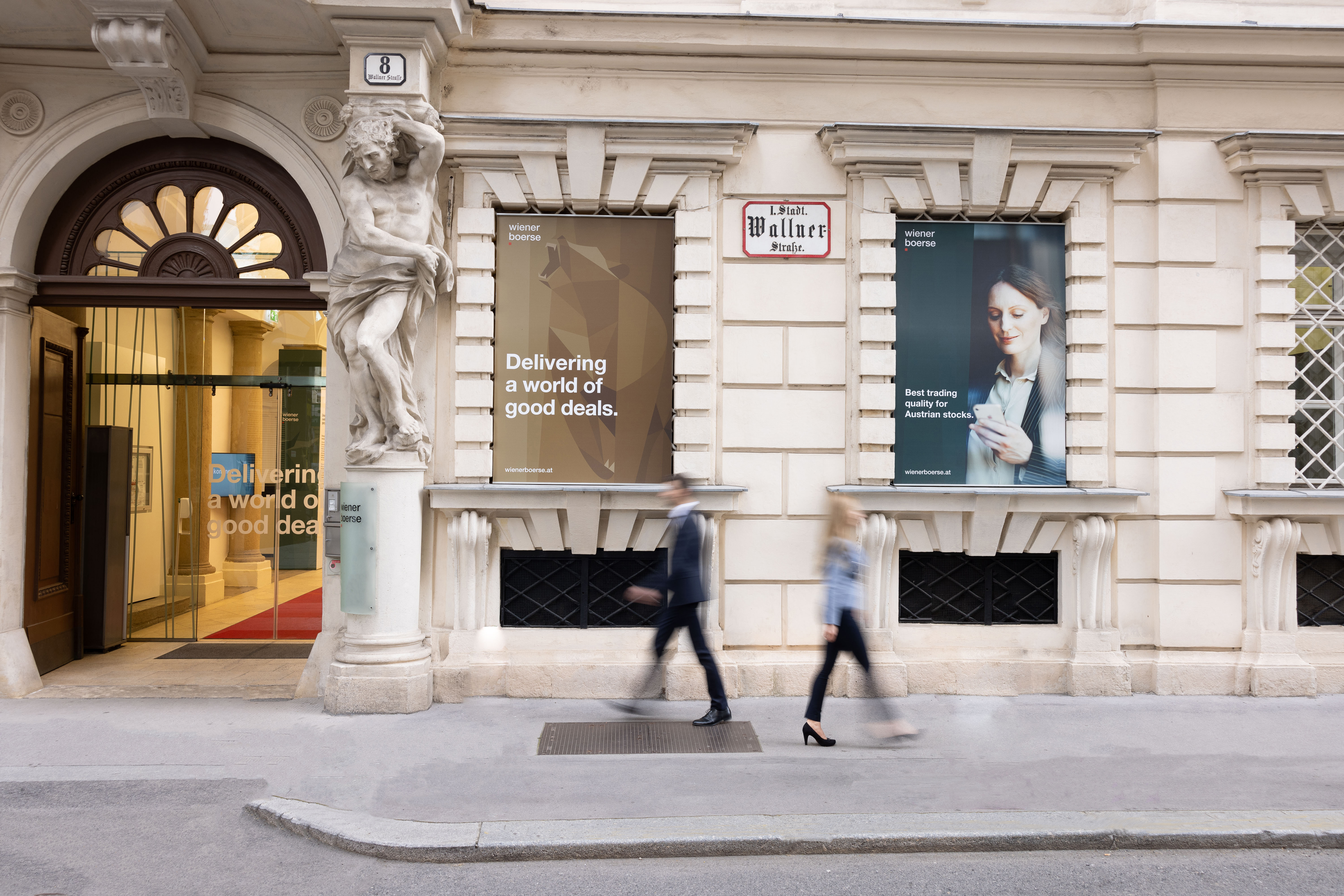 Wiener Börse Gebäude von außen Wiener Börse Gebäude von außen mit zwei Personen davor gehend