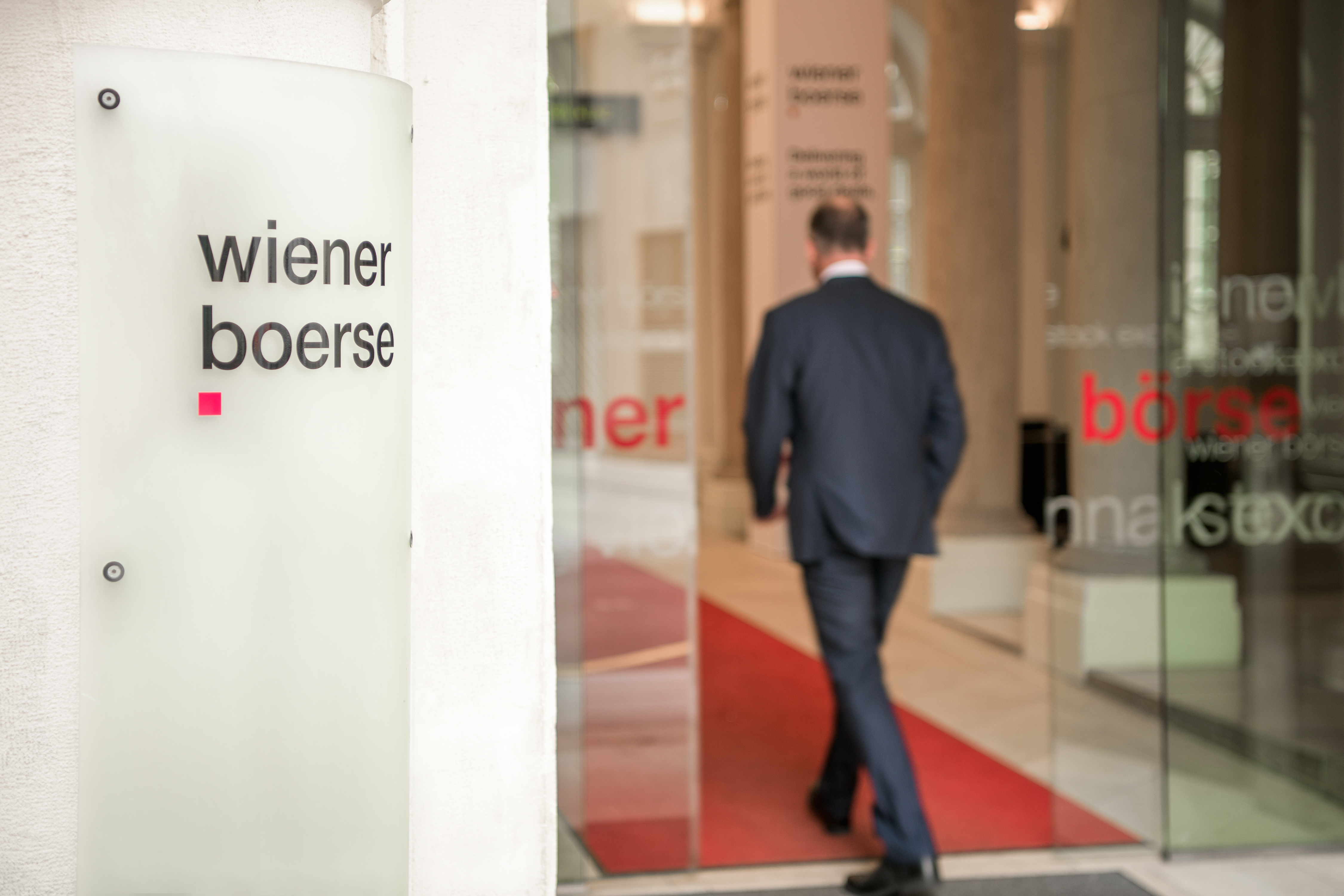 Wiener Börse Gebäude Portal Wiener Börse Gebäude Portal mit einer Person
