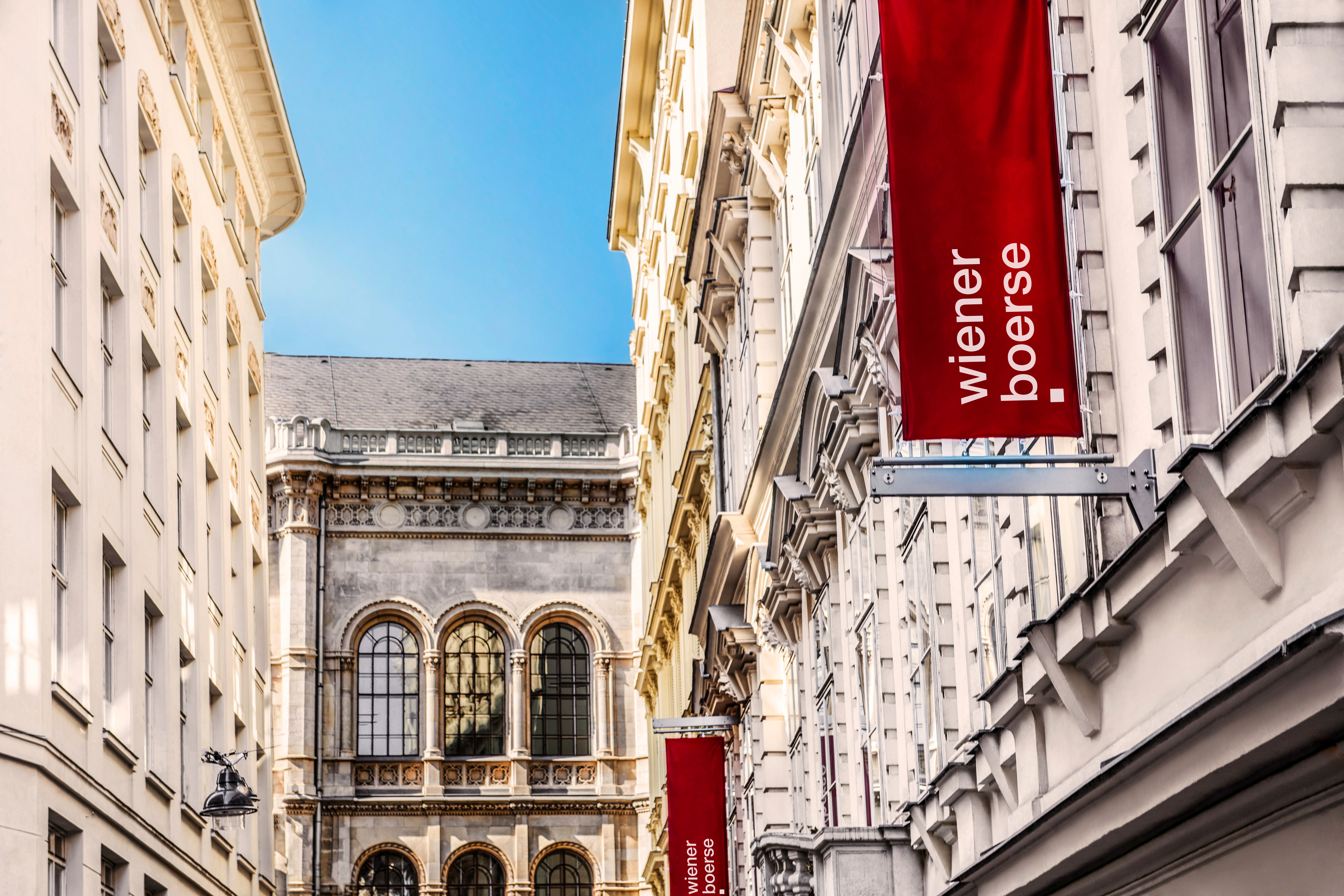Wiener Börse Gebäude mit Fahne Wiener Börse Gebäude in der Wallnerstraße mit roter Fahne