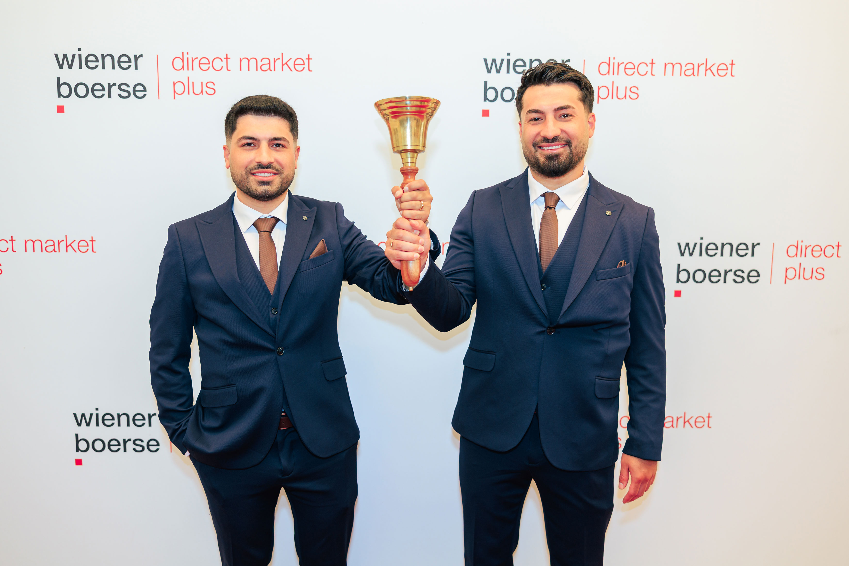 FIT GROUP AG CEO Dilxwax Acar und CMO Diyar Acar läuten die Börsenglocke am 1. Handelstag FIT GROUP AG CEO Dilxwax Acar und CMO Diyar Acar läuten die Börsenglocke am 1. Handelstag