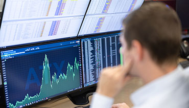 Wiener Börse Handelsraum mit ATX-Screen und einer Person im Vordergrund Wiener Börse Handelsraum mit ATX-Screen und einer Person im Vordergrund